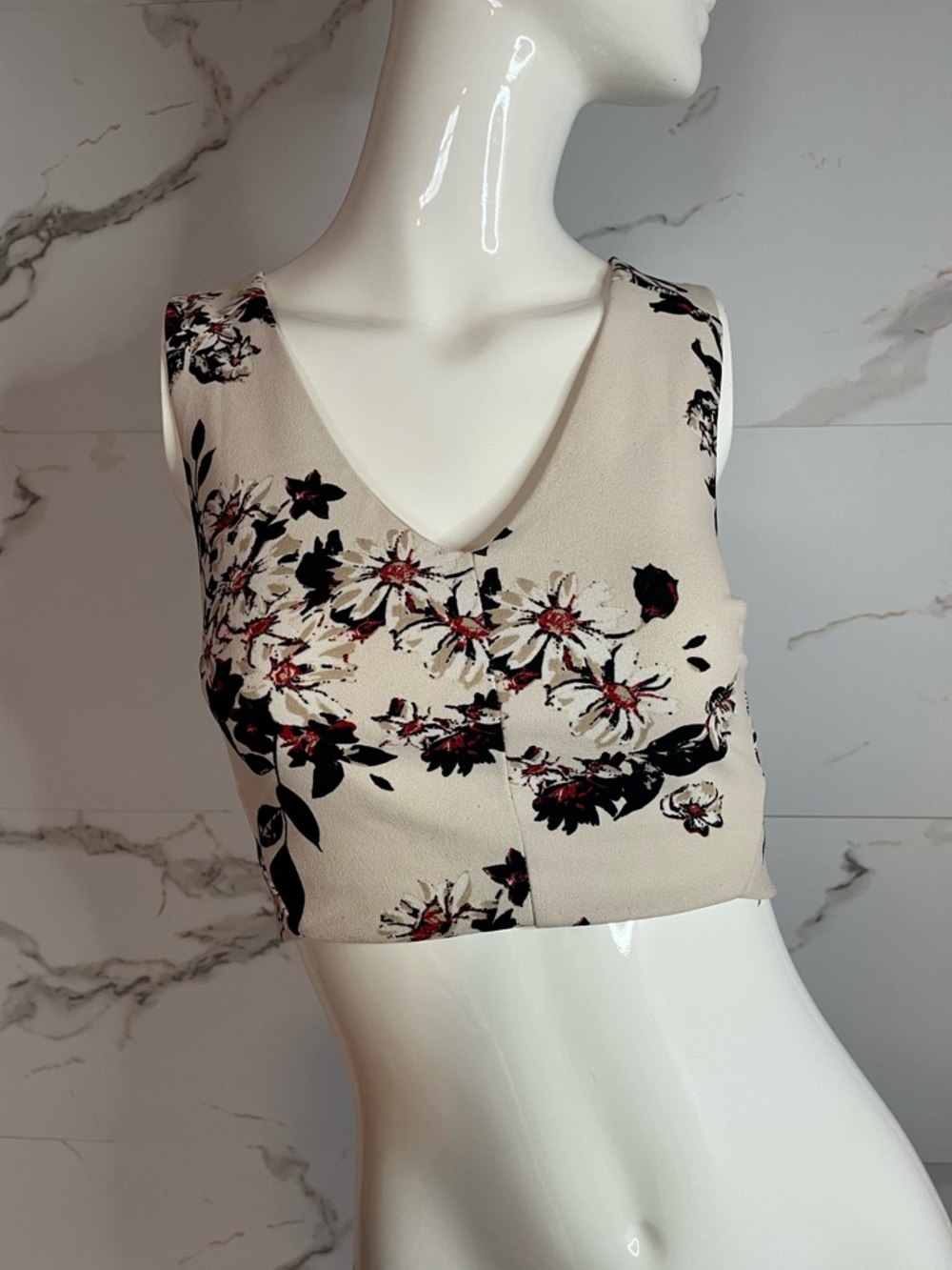 ✨ 3/$30 Dynamite Cream Sleeveless Floral V-Neck Layering Crop Top Size XS